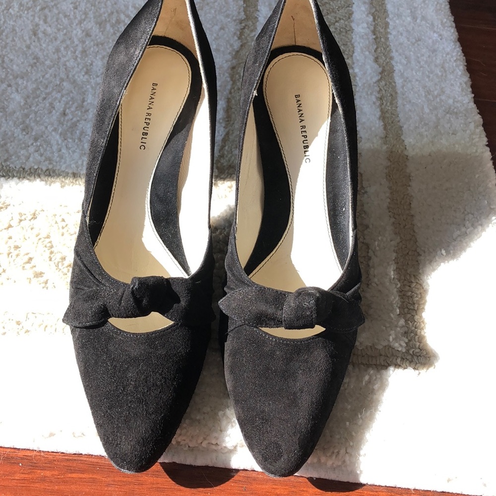 Suede Banana Republic Dress pumps